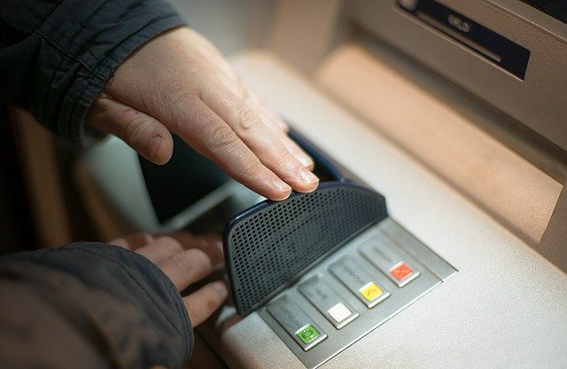 Соблюдайте меры безопасности при работе с банкоматом